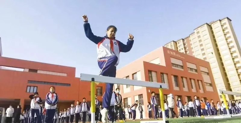 在前场吸引