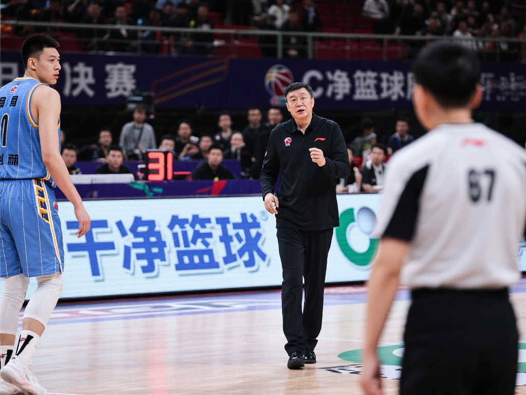 以保持与球